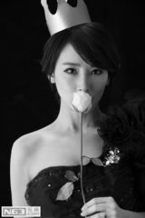 组图：谢楠黑裙神秘诱惑 与吴京亲密相拥