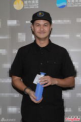 组图：吴彦祖老婆计划三口旅行 欲停工再造人