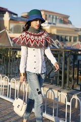 组图：韩丹彤初秋街拍曝光 毛衣披肩秀可爱