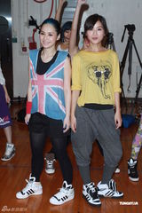 组图：Twins为演唱会彩排 表演嘉宾Boyz助阵