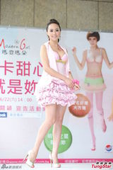 组图：人妻关颖性感挤奶 不怕老公吃醋