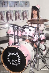 组图：许雅涵吴佩珊携手出辑 为世界环保日献声