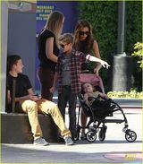 组图：辣妹带4子女出游 布鲁克林抱妹妹帅气成熟