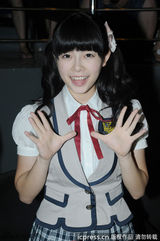 组图：SNH48亮相上海嘟嘴卖萌 与粉丝一一握手