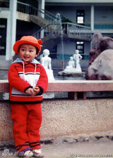 组图：周笔畅穿裙子童年萌照 小丸子头大眼精灵