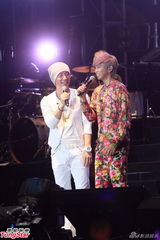 组图：小鬼黄鸿升香港开唱 台上提旧爱发感慨