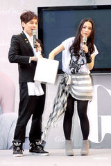 组图：阿娇被问玉照反应大 称要随时间“放低过去”