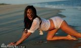 高清图：性感超模安布罗休沙滩半裸拥美男丰臀诱人