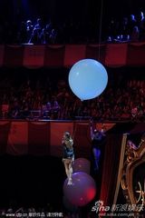 组图：海蒂-克鲁姆遭两猛男露屁股蛋“夹击”