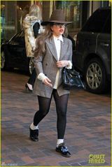 组图：Lady gaga西服礼帽配黑丝 摩登又搞怪