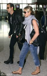 组图：茱莉机场邂逅安妮斯顿 昔日情敌擦肩而过