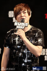 组图：韩新老偶像歌手齐聚《回应吧1997》发布会