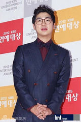 组图：刘在石UEE等韩众星亮相KBS演艺大奖红毯