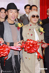 幻灯：张卫健澄清婚变传闻 小柏芝贡米亮相香江