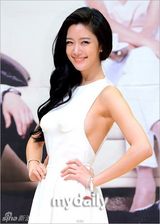 组图：李泰兰新剧发布 Clara真空上阵秀锥子胸