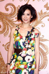 幻灯图：侯佩岑小洋装俏丽 白歆惠裙角飞扬