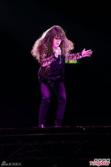 组图：甄妮等红馆开唱 潘美辰唱情歌疑示爱