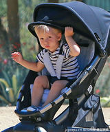 组图：波特曼推爱子出街 小家伙变好奇宝宝萌翻