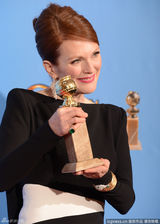 组图：朱丽安-摩尔凭《规则》获迷你剧最佳女主