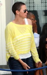 组图：查理兹-塞隆板寸头现身南非街头