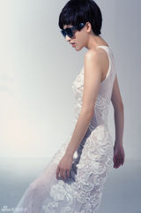 组图：张俪双子时尚季 白黑纯粹秀完美裸背