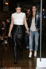 组图：卡戴珊无袖衣配紧身裙 身材丰腴妆容精致