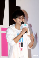 组图：胡夏抱病出席公益活动 为地震灾区献爱心