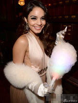 组图：凡妮莎开胸礼服美艳庆生 与男友甜蜜共舞