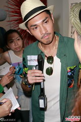 组图：官恩娜险露裙底风光 赞关楚耀胸肌结实