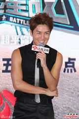 组图：张韶涵低胸短裙亮相 与吴克群热聊