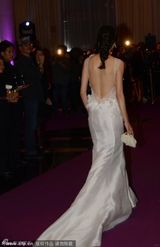 组图：韩雪及腰露背裙突破尺度秀裸背性感抢镜