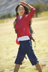 组图：李孝利新西兰拍服装广告 素颜运动显活力