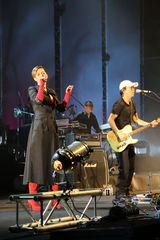 组图：谭维维跪拜崔健上海个唱 《鱼鸟之恋》合体