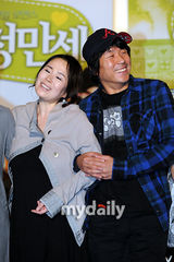组图：韩片《爱情万岁》媒体试映 许俊锡柳惠英出席