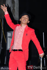 组图：韩组合Mighty Mouth新专辑首唱会战衣抢眼