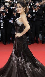 组图：海耶克戛纳携夫走秀 深V黑裙大秀傲人双峰