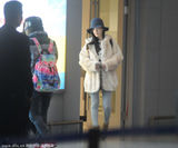 组图：李小璐携母亮相上海机场 站角落举止低调