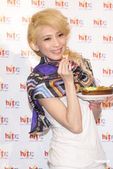 组图：戴佩妮不赶结婚潮 印度出外景男友爱相随