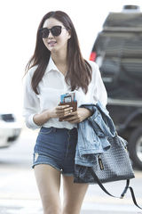 组图：韩星金莎朗机场潮范儿 牛仔热裤秀美腿