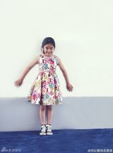 组图：景岗山全家福曝光 一双儿女似混血儿