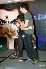 组图：《美偶》亚军兰伯特抵港 记者会穿唐装