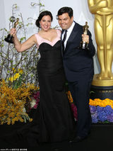 组图：《冰雪奇缘》获奖者奥斯卡后台激吻