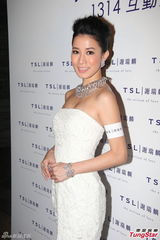 组图：佘诗曼穿婚纱亮相 椎间盘移位明年复工