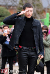 组图：韩国歌手SE7EN惜别粉丝正式入伍