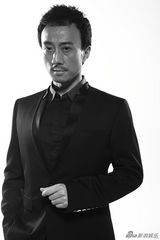 组图：赵立新黑白写真尽显轻熟男魅力