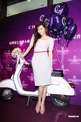 组图：侯佩岑与老公代言吸金 华丽复古尽显风情