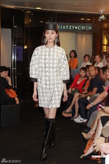 组图：林莉压轴走秀真空上阵 示范苗族服饰