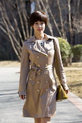 组图：韩丹彤春季郊外写真 清新自然时尚范儿