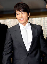 高清组图：宋承宪崔智友rain等出席乐天纪念仪式