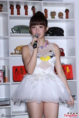 组图：郭书瑶性感天鹅装亮相大秀美腿